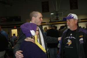 Sacred Heart Cathedral School alumnus Harrison Smith, who plays in the NFL for the Minnesota Vikings, is greeted by Vikings fans Jill and Phil Perkins of Knoxville. The Perkinses, natives of London, England, joined Mr. Smith at a benefit for Sacred Heart Cathedral School on Feb. 25. Photo by Dan McWilliams 