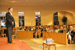 ENGAGING THE AUDIENCE Nearly 1,000 people filled All Saints Church in Knoxville Sept. 19 to hear internationally known motivational speaker Matthew Kelly deliver his popular brand of professional and spiritual fitness. Photo by Dan McWilliams